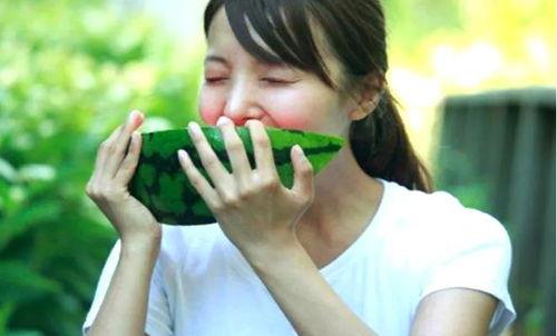 吃瓜妇女图,网络热议背后的社会现象